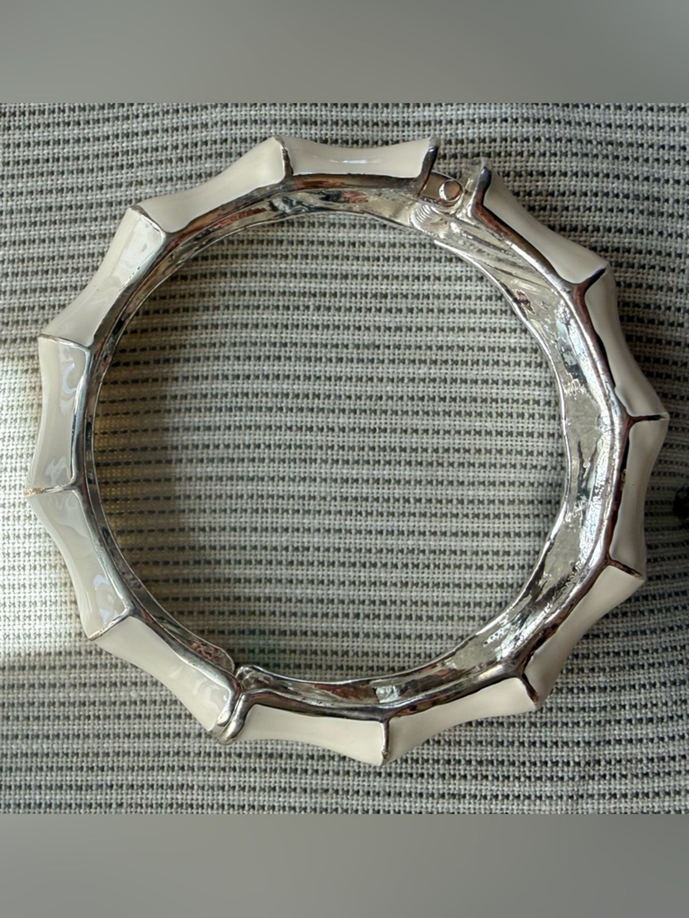 White Bamboo-Style Hinged Cream Enamel & Silver tone Vintage Bangle Bracelet - Picture 6 of 13